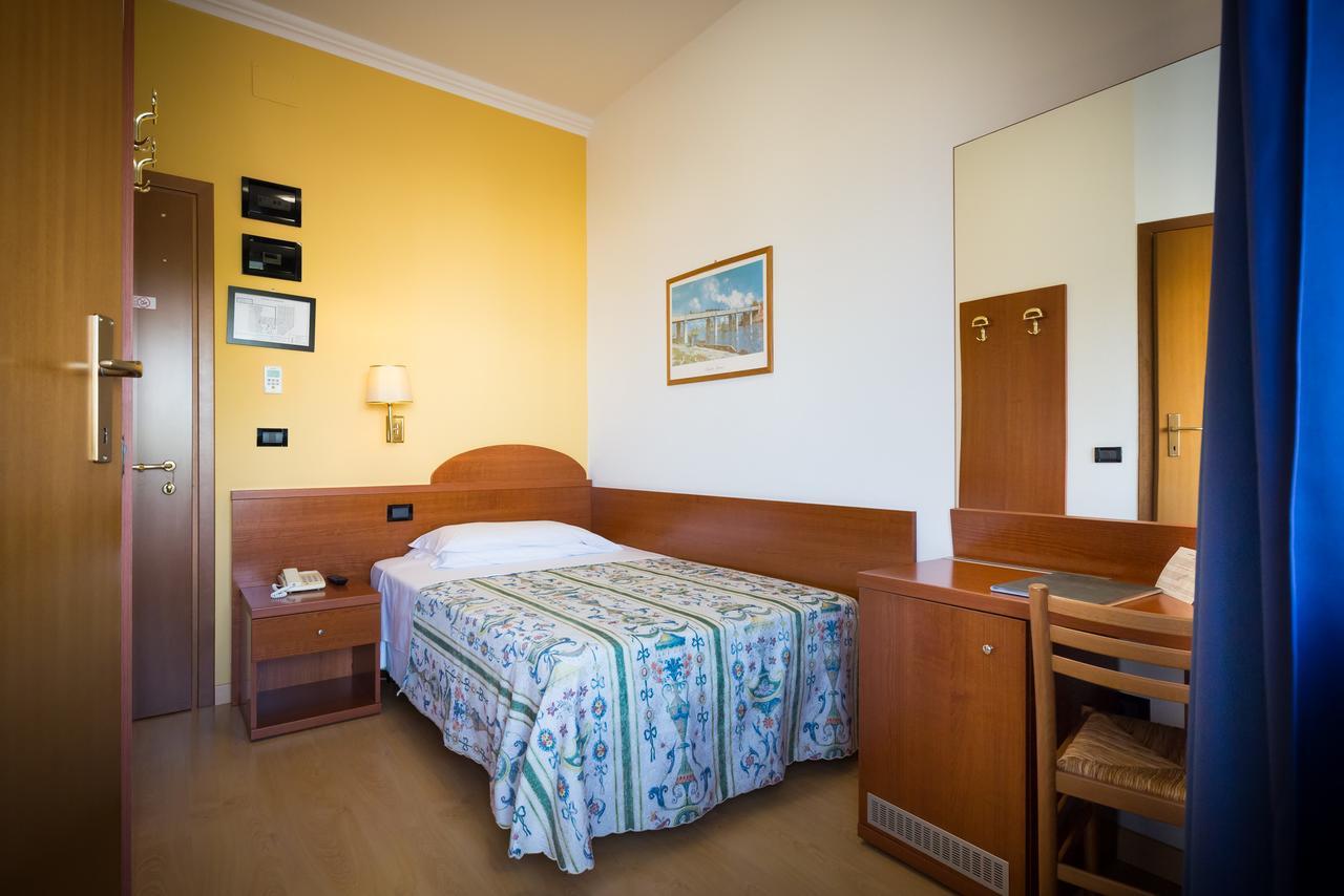 Hotel Tritone Caorle Exterior photo