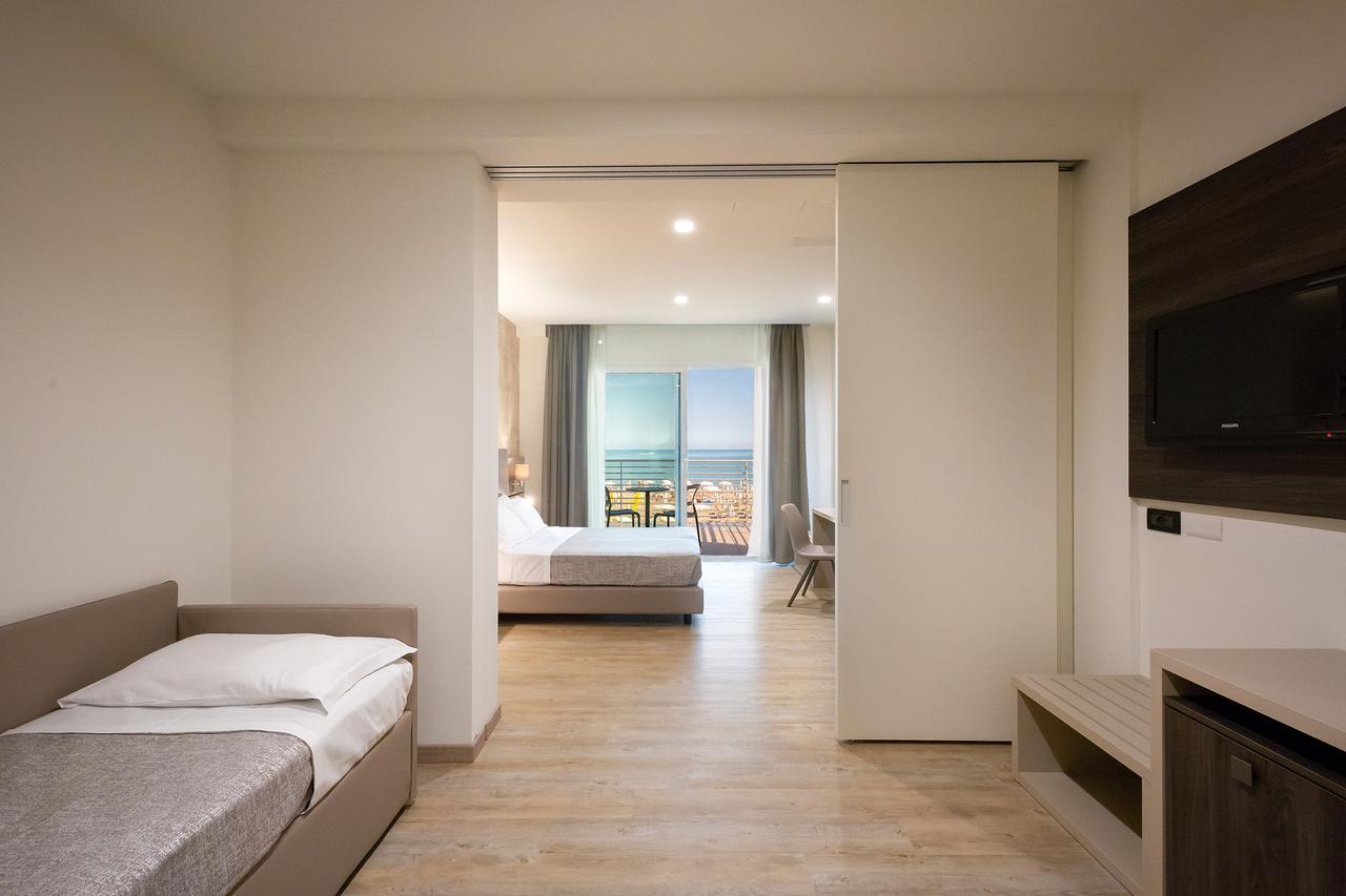 Hotel Tritone Caorle Exterior photo